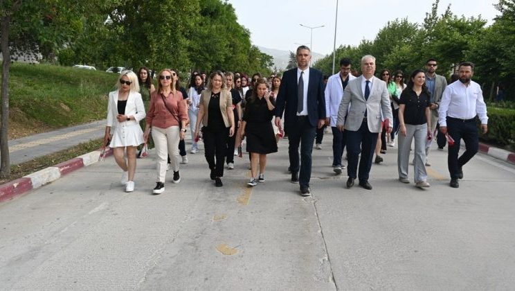 MKÜ HASTANESİ HEMŞİRELERİ DEPREM ŞEHİTLERİ İÇİN YÜRÜDÜ