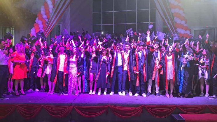 NECMİ ASFUROĞLU ANADOLU LİSESİ’NDE COŞKULU MEZUNİYET TÖRENİ