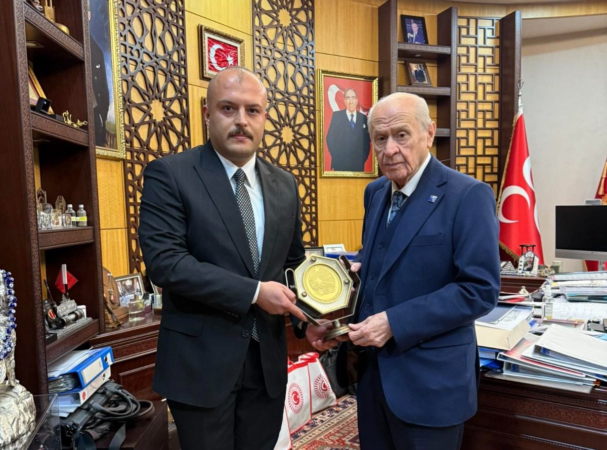 LİDER BAHÇELİ’YE CUMHURİYETİN 10. YILINA UZANAN TARİHÎ ARMAĞAN
