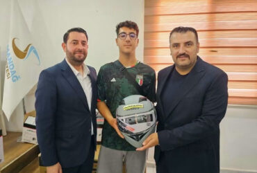 SAMANDAĞ’DA MOTOSİKLET SÜRÜCÜLERİNE KASK DESTEĞİ